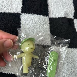 Smiski “Sunday Series” skateboarding